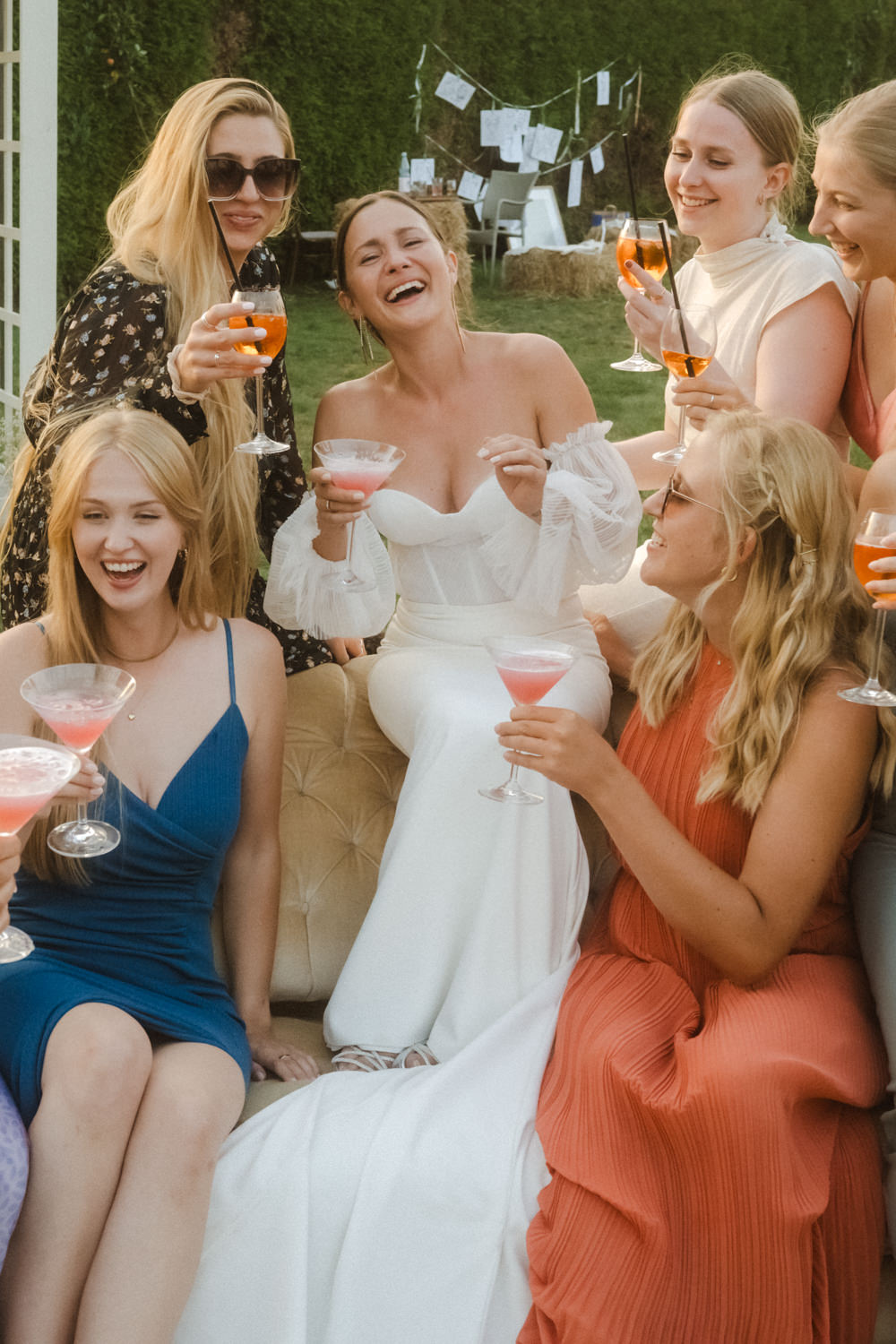 Gruppenfoto mit Trauzeugen auf einer Hochzeit in Düsseldorf.