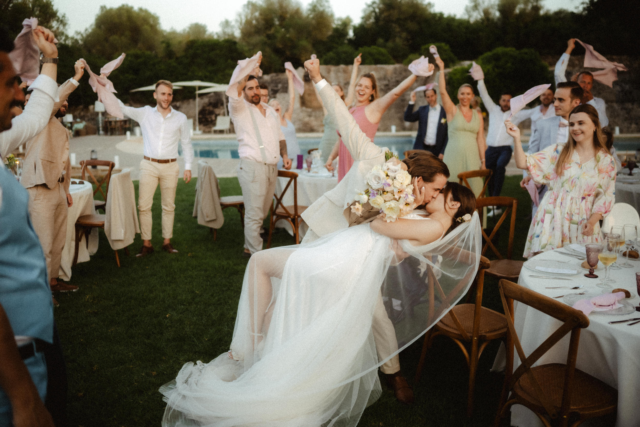 Brautpaar küsst sich auf ihrer Mallorca Hochzeit.