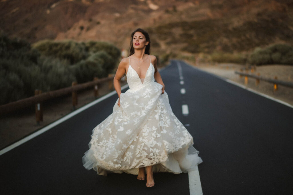 Braut läuft die Straße entlang. After Wedding Shooting auf Mallorca.