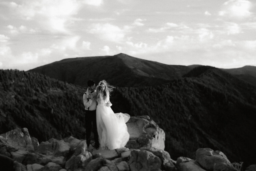 Brautpaar steht auf einem Berg. Ein After Wedding Shooting auf Mallorca.