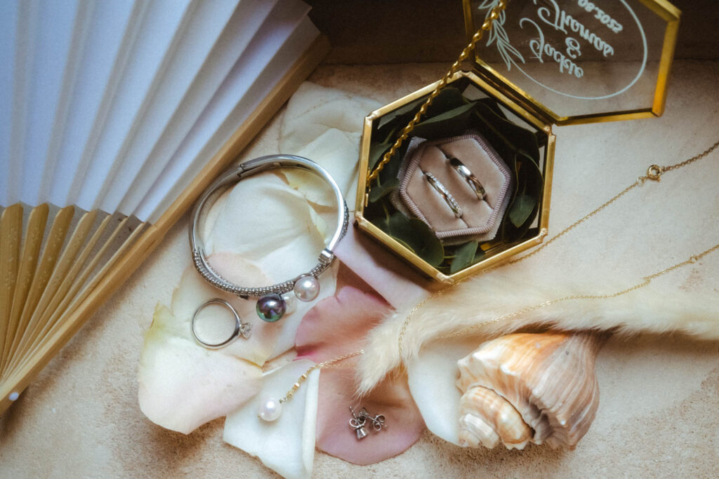 Fotos von den Eheringen und Schmuck der Braut auf ihrer Mallroca Hochzeit.