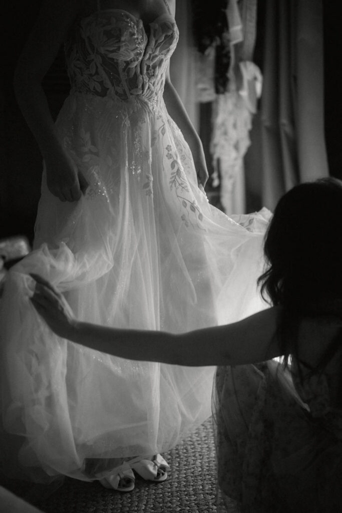Braut zieht sich ihr Brautkleid auf ihrer Mallorca Hochzeit an.