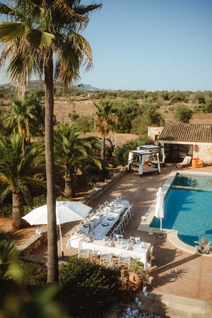 Dinnertisch am Pool bei einer Mallorca Hochzeit.