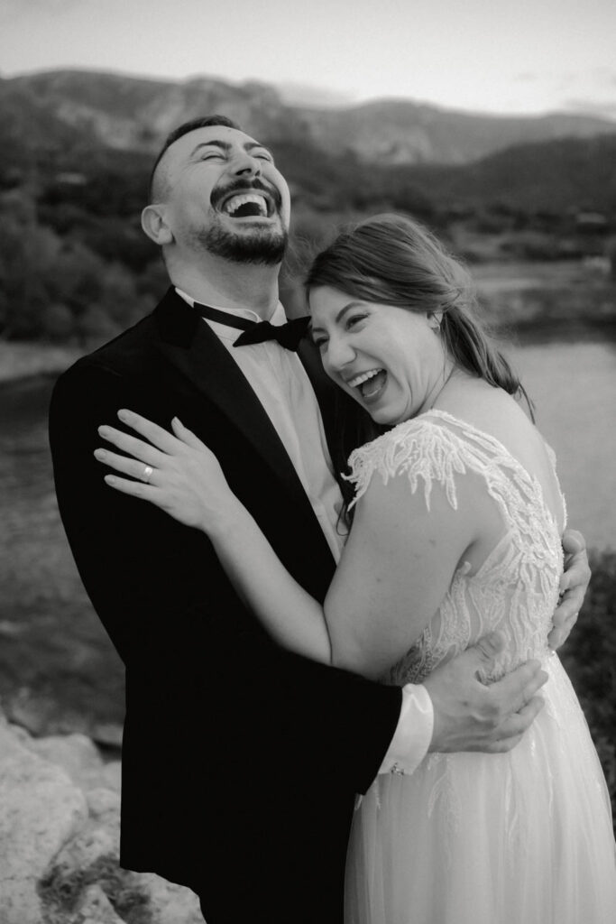 After Wedding Shooting auf Mallorca. Brautpaar liegt sich in den Arm und lacht natürlich.