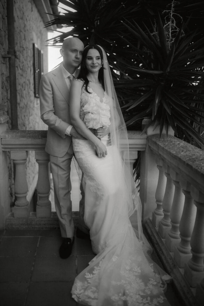 Brautpaarshooting auf einer Mallorca Hochzeit. Bräutigam nimmt seine Braut in den Arm.